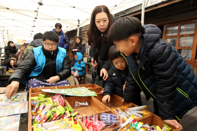 [포토]판잣집 체험마당, '불량 식품' 먹는 재미