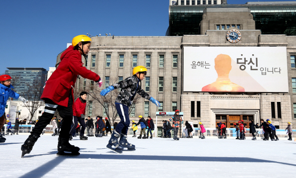 "촛불집회에 서울광장 양보" 서울시 스케이트장 올해는 쉽니다