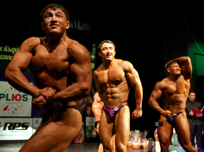  성난 근육 자랑하며 웃어보이는 보디빌더들                                                                                                                                                         