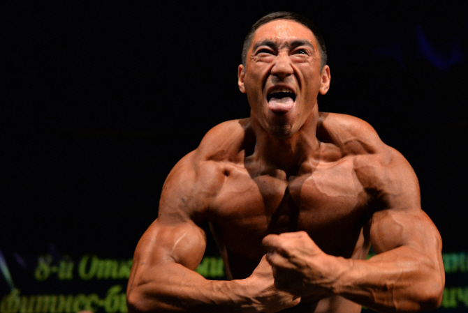  `헥헥`.. 근육 자랑도 힘드네요                                                                                                                                                                    