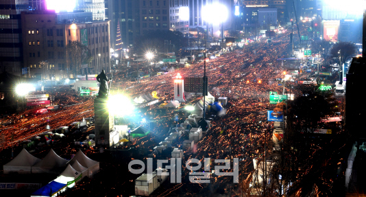 "조건부 아닌 즉각 퇴진"…성난 촛불 더 커지나