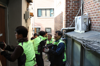 서울서부지법, 연말 소외계층 '연탄배달·김장' 봉사