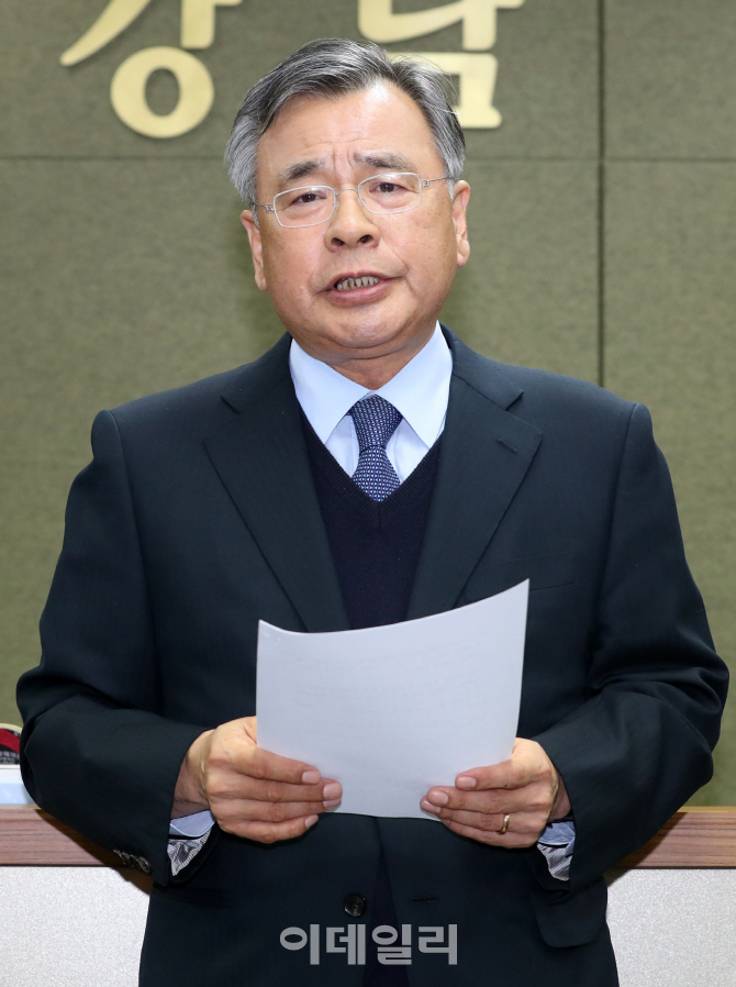 [포토]박영수 특검, "우병우와의 친분, 수사에 영향 없다"