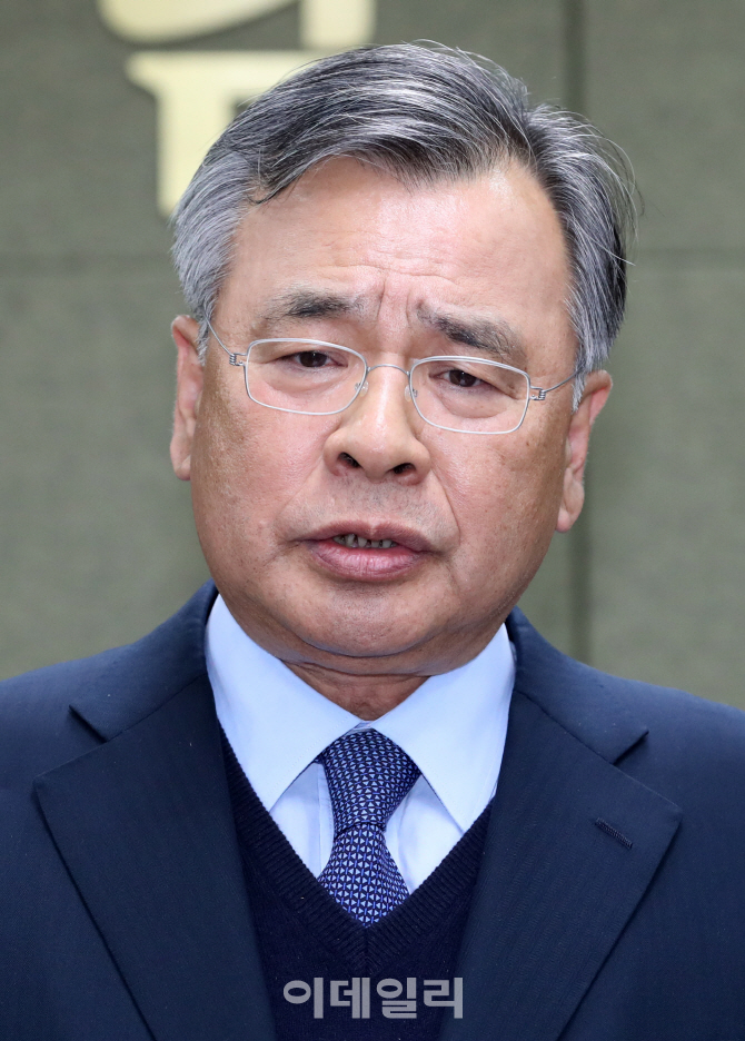 [포토]박영수 특검, '우병우와 친분' 지적에 "수사로 말하겠다"