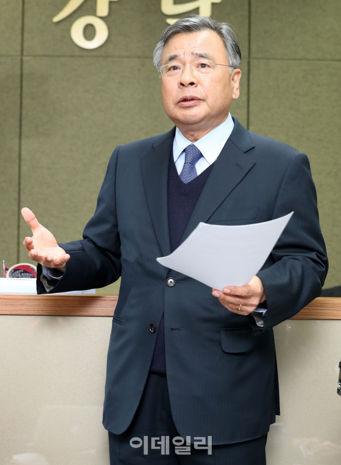 [포토]박영수 특검, "좌고우면하지 않고 철저히 수사할 것"