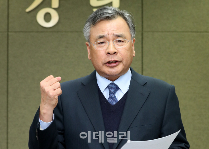 [포토]주먹 불끈 쥐고 고강도 수사의지 밝히는 박영수 특검