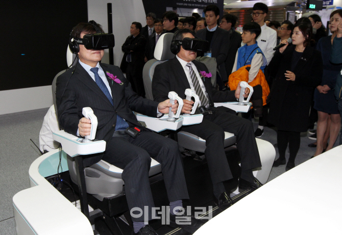 [포토]2016 창조경제 박람회, 장관도 신나는 VR체험