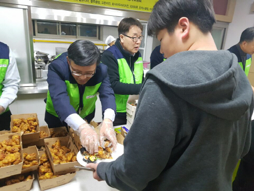 교촌에프앤비, 보육 복지시설 찾아 사회봉사 활동