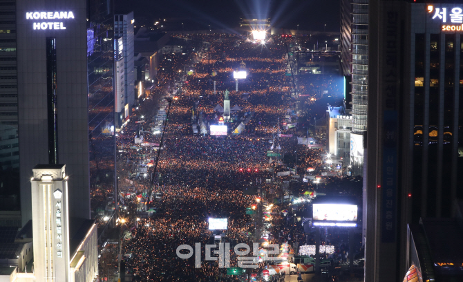 [포토]횃불로 타오른 232만 촛불