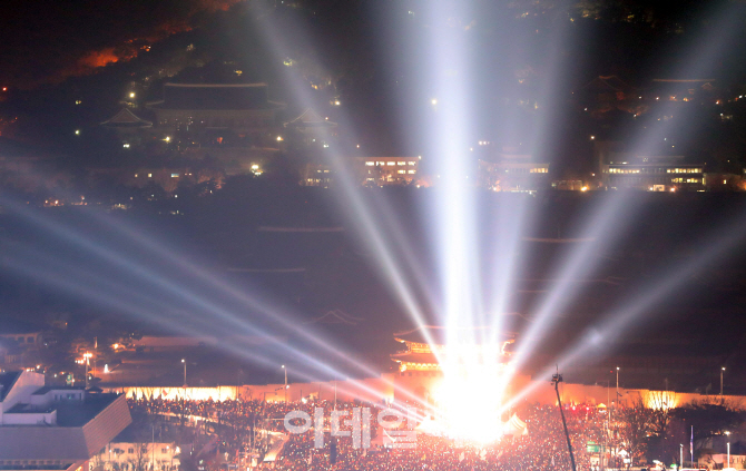 [포토]광화문과 대조되는 청와대