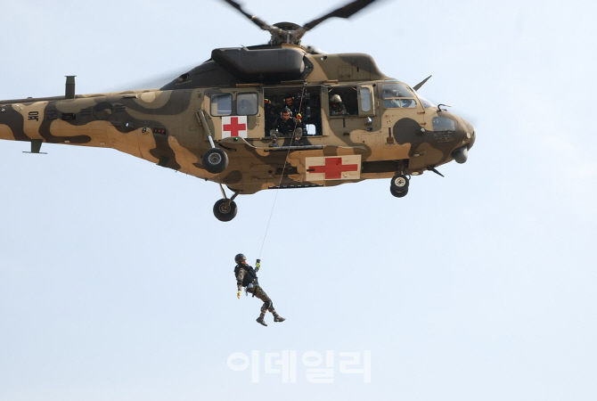 [e-무기]한국형 기동헬기 수리온, 軍 장병 '골든타임' 수호자로