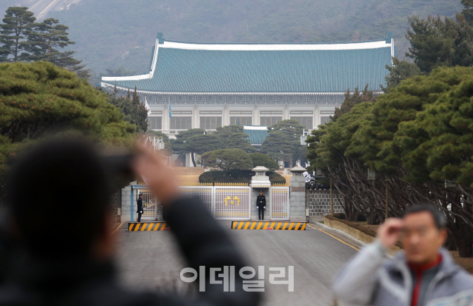[포토]청와대 사진 찍는 중국인 관광객들