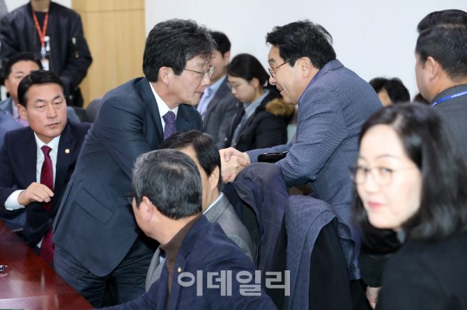 [포토]인사 나누는 유승민-심재철