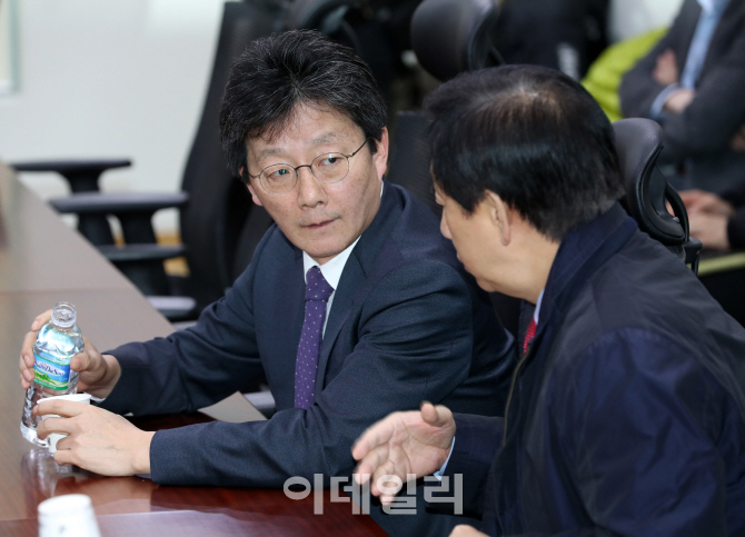 [포토]이야기 나누는 유승민-김성태