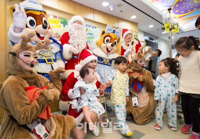 [포토]롯데월드 샤롯데봉사단, '찾아가는 테마파크' 어린이병원 위문공연-1