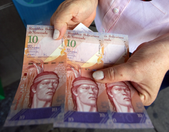 베네수엘라, 물가 20배 급등에 고액권 지폐 6종 발행(종합)