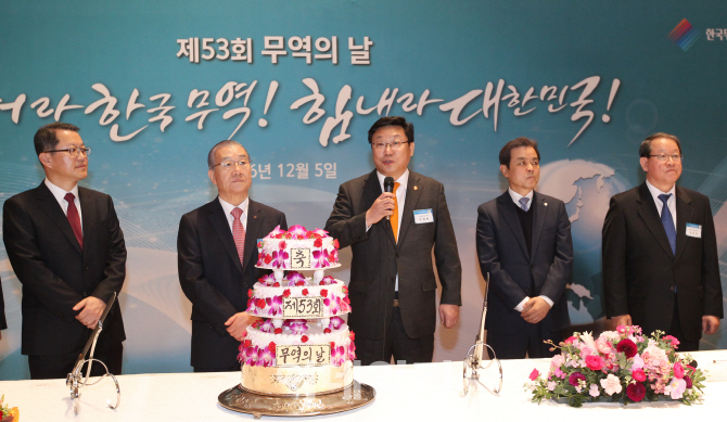 [포토]무역의 날 기념식 리셉션, '축사 하는 주형환 장관'