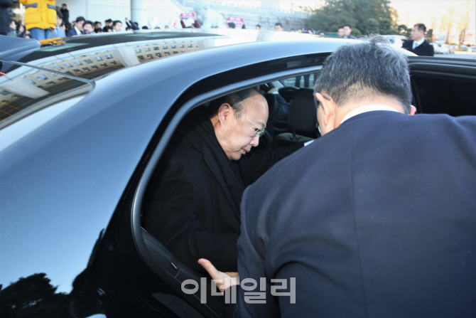 [포토]차량에서 내리는 김승현 한화 회장