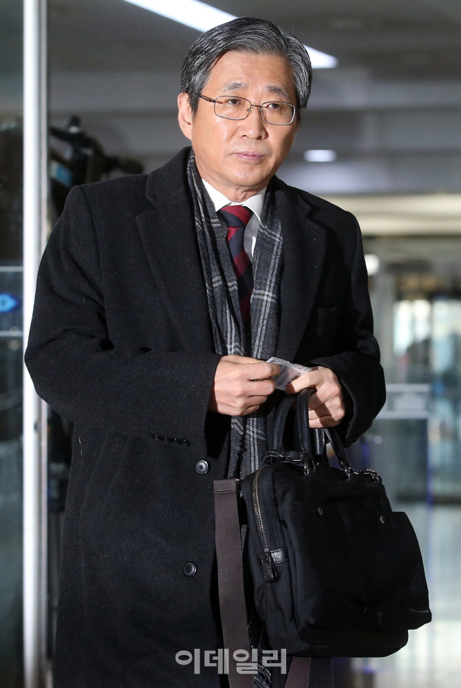 [포토]'국조특위 2차 청문회', 증인으로 출석하는 조원동 전 청와대 경제수석