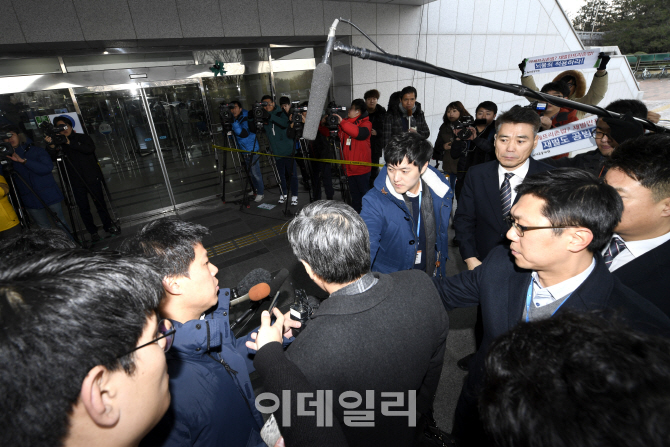 [포토]'국조특위 2차 청문회', 취재진의 질문에 답하는 조원동 전 청와대 경제수석