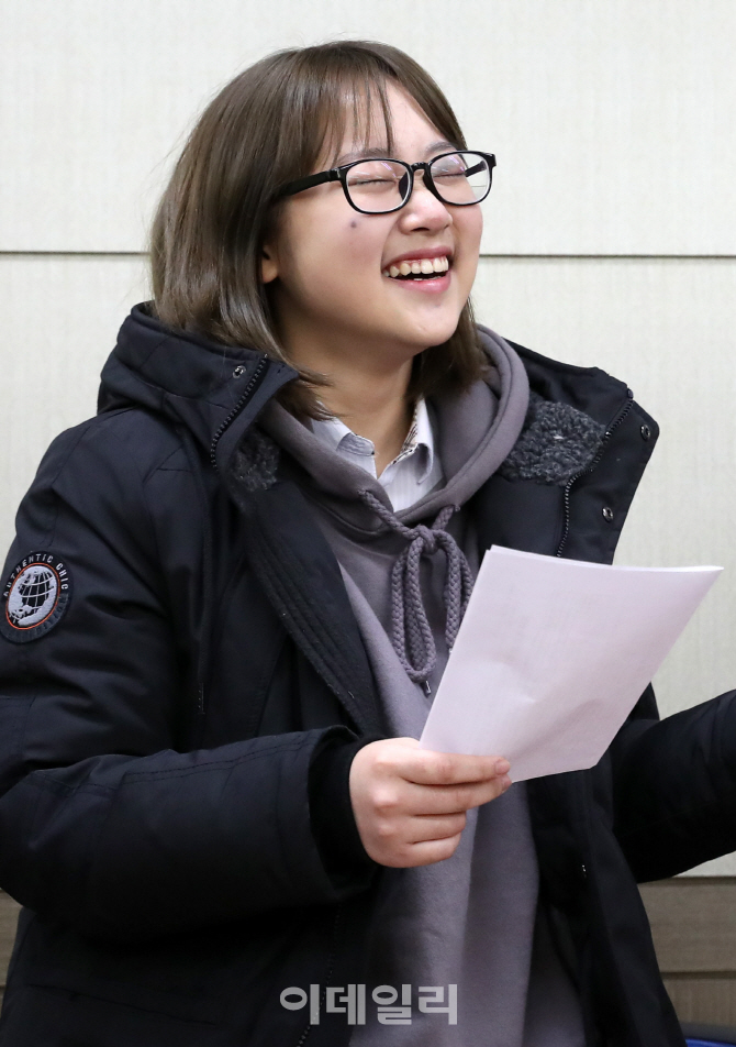 [포토]2017년학년도 수능성적표 확인, '입가에 번지는 미소'