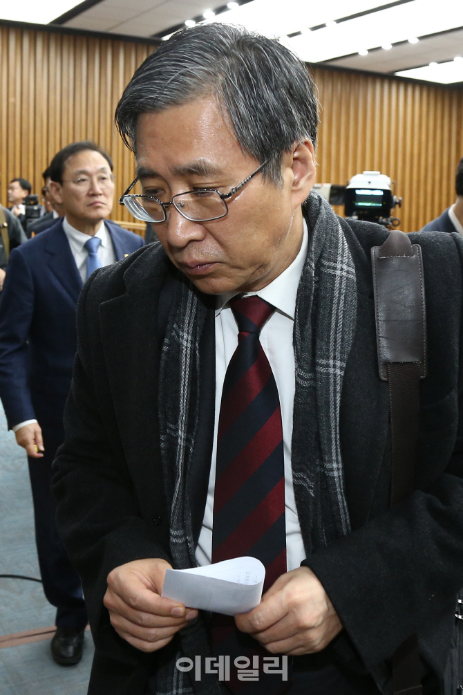 [포토]'국조특위', 청문회장을 나서는 조원동 전 청와대 경제수석