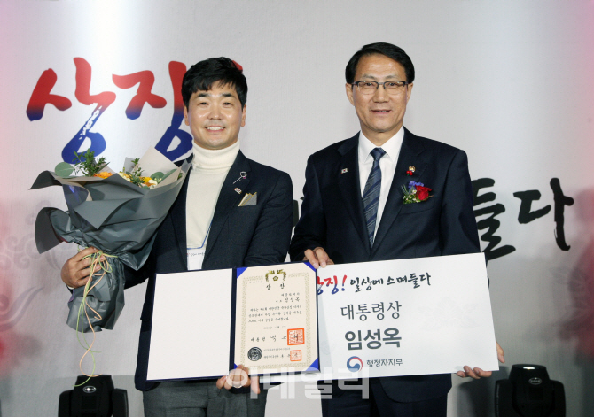 임성옥 작가 한글·무궁화 브로치 해율화 대통령상 수상