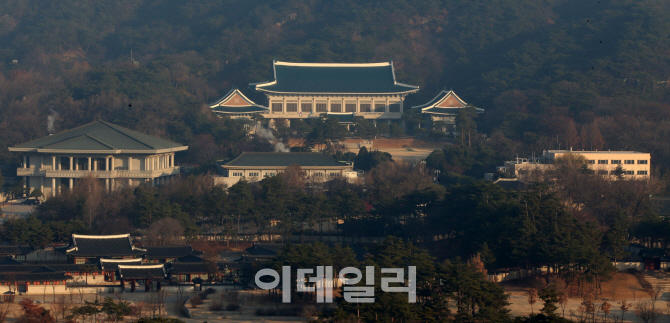 [포토]박근혜 대통령 탄핵소추안 국회 표결을 하루 앞둔 청와대