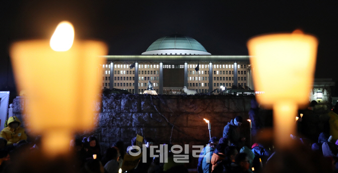 [포토]'탄핵 D-1' 촛불에 포위당한 국회