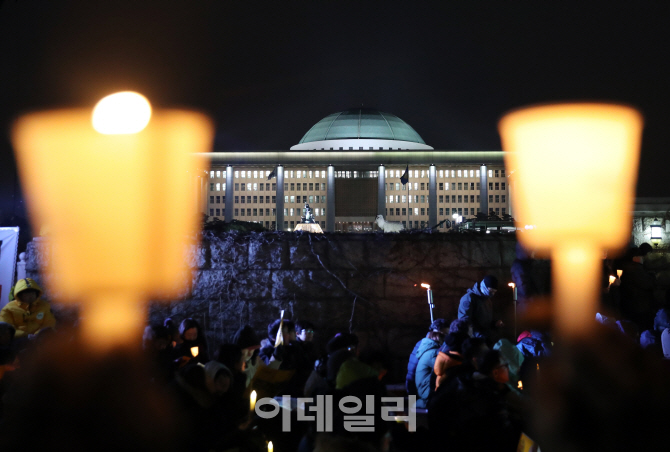 [포토]'탄핵 D-1' 촛불에 포위당한 국회