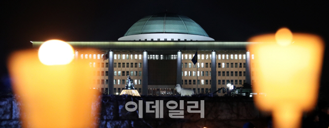 [포토]촛불에 포위당한 국회