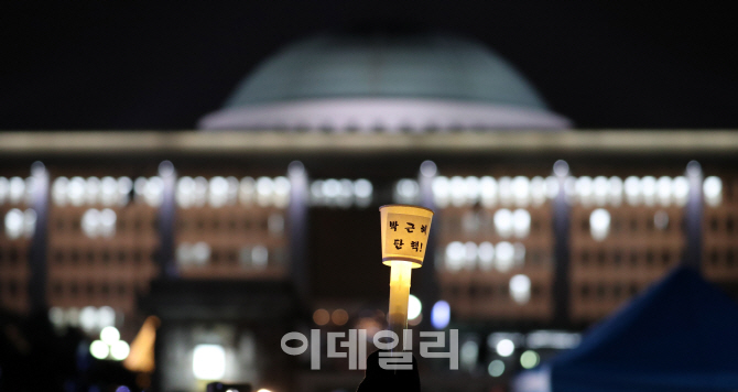 [포토]'탄핵 D-1' 국회 앞에 들린 촛불