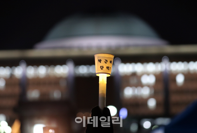 [포토]'탄핵 D-1' 국회 앞에 들린 촛불