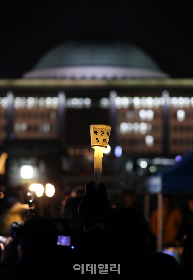 [포토]'박근혜 탄핵' 국회 앞 촛불