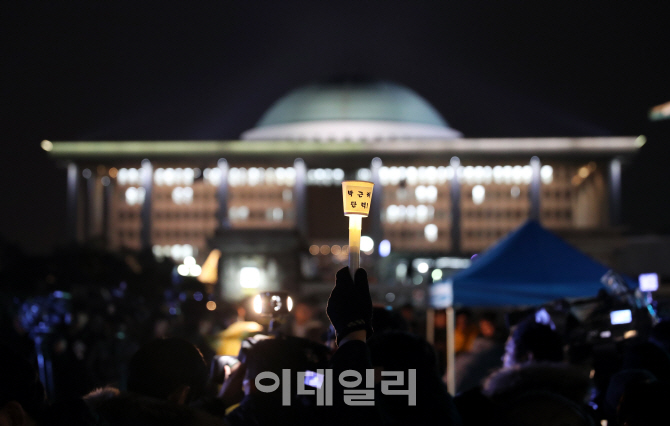 [포토]'박근혜 탄핵' 국회 앞 촛불