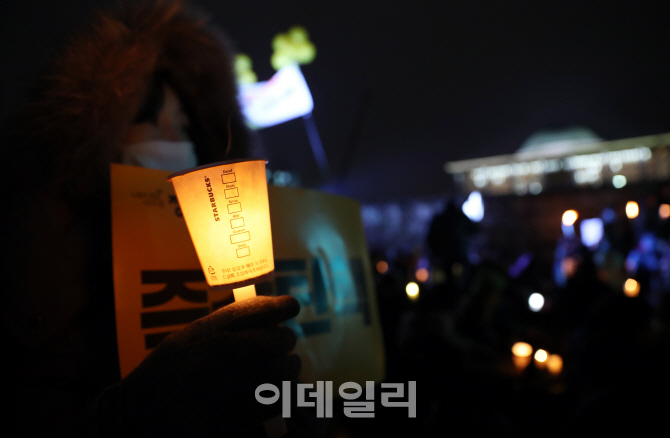 [포토]'박근혜 탄핵' 국회 앞 촛불