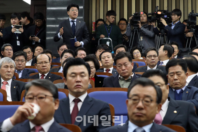 [포토]발언 요청하는 장제원 새누리당 의원