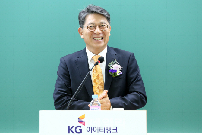[포토]'KG아이티뱅크' 찾은 곽재선 KG·이데일리 회장