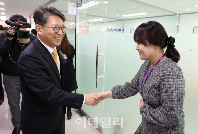 [포토]'KG아이티뱅크' 찾아 직원들과 인사 나누는 곽재선 회장