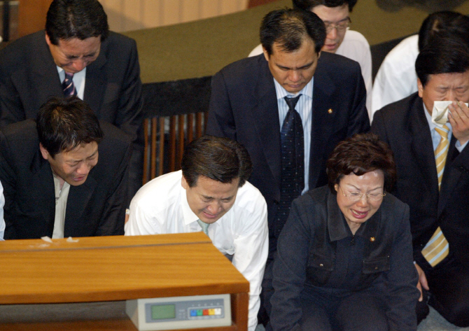 [포토] 눈물 흘리는 열린우리당 의원들
