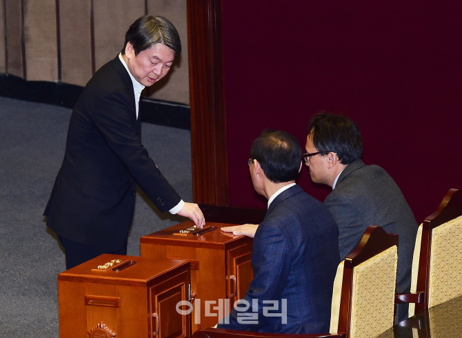[포토]박근혜 대통령 탄핵소추안 투표하는 안철수 국민의당 전 대표