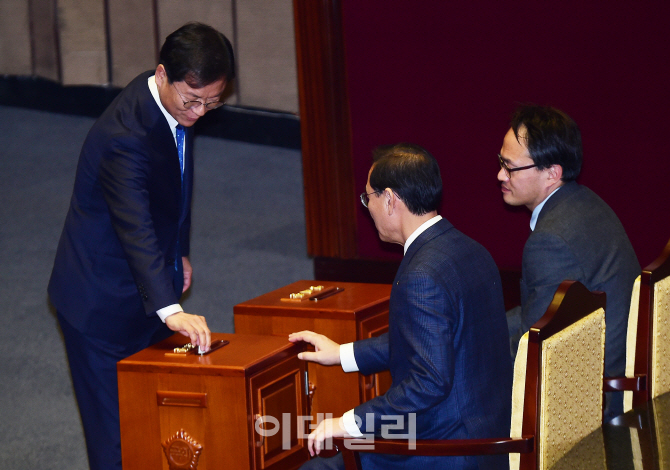 [포토]박근혜 대통령 탄핵소추안 투표하는 천정배 국민의당 전 대표