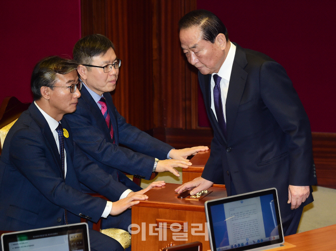 [포토]박근혜 대통령 탄핵소추안 투표하는 서청원 새누리당 의원