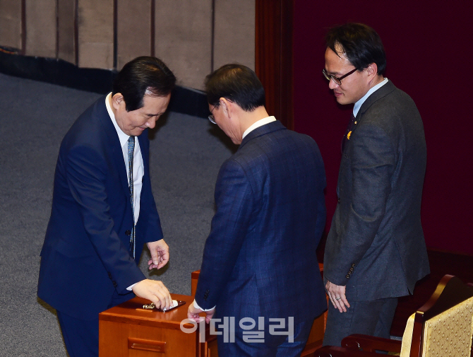 [포토]박근혜 대통령 탄핵소추안 투표하는 정세균 국회의장