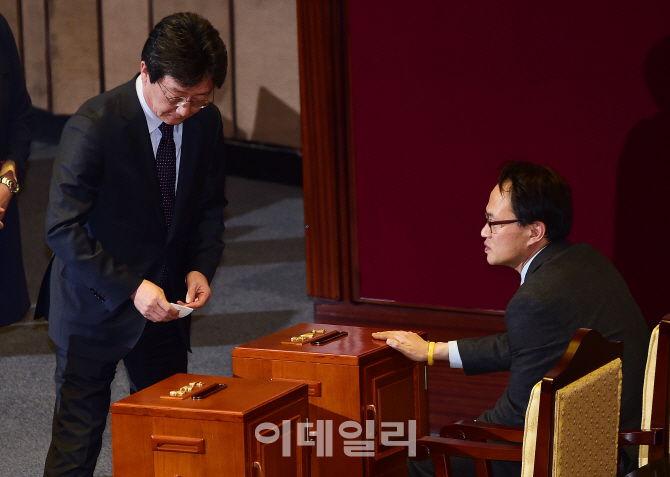 [포토]박근혜 대통령 탄핵소추안 투표하는 유승민 새누리당 의원