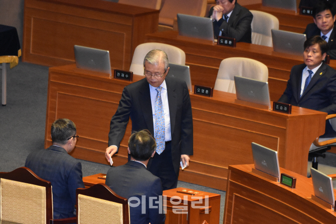 [포토]투표하는 김종인 더불어민주당 의원