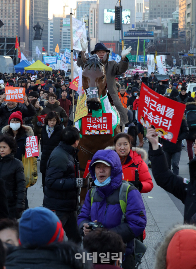 [포토]이색 촛불집회 참가자