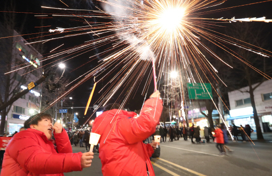 '폭죽·대형촛불·박하사탕'…축제의 장 된 7번째 촛불집회