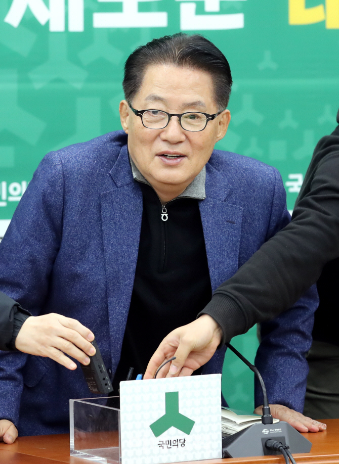 [포토]기자회견 갖는 박지원 원내대표