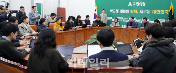 [포토]기자간담회 갖는 박지원 원내대표